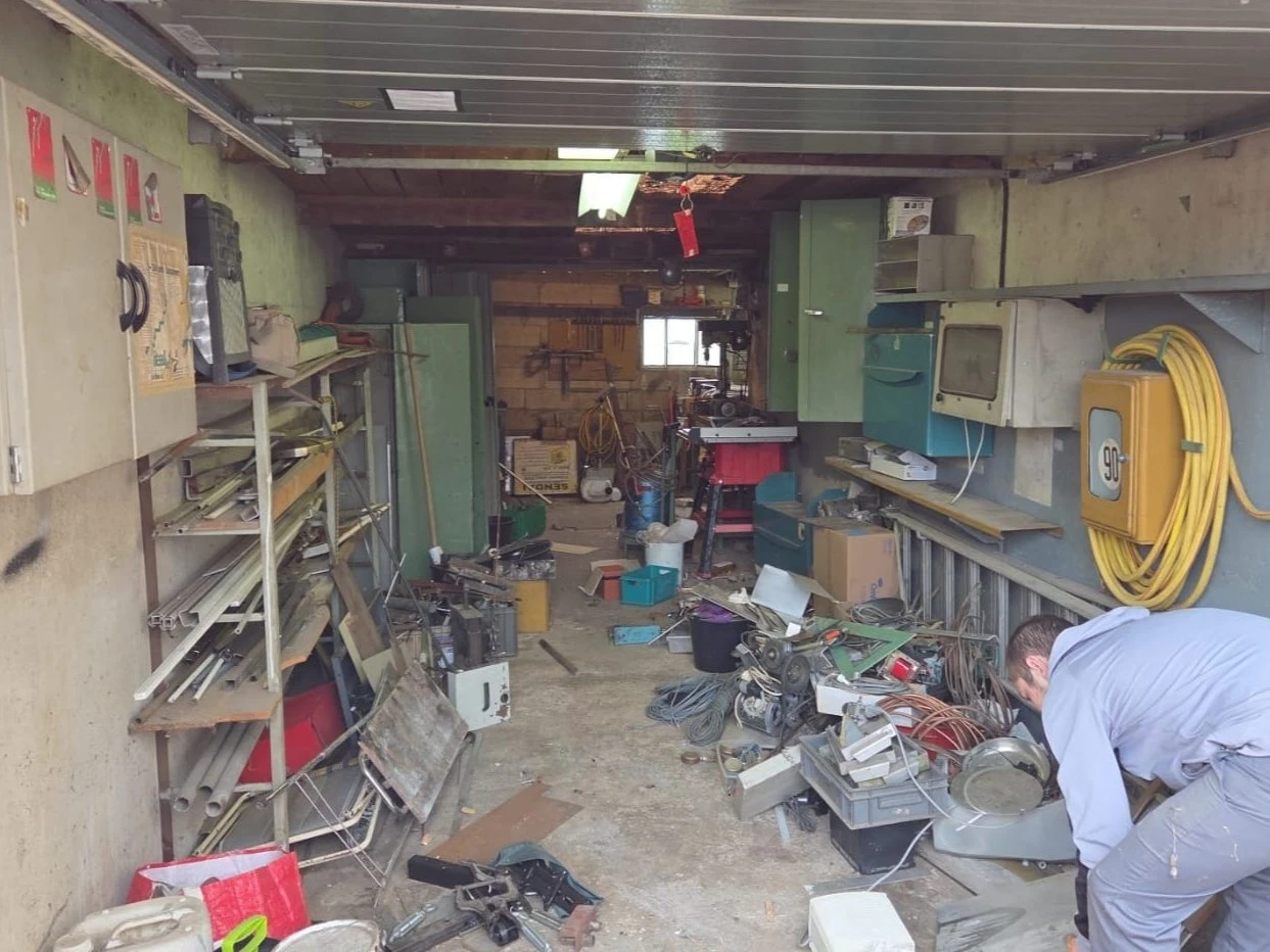 Chantier de débarras de garage encombré à Genlis, Côte-d'Or.